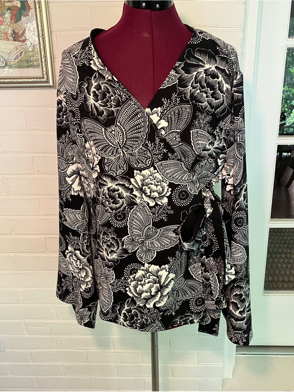 Linea by Louis Dell’Olio Black & White Butterfly fFloral Kimono Wrap Blouse